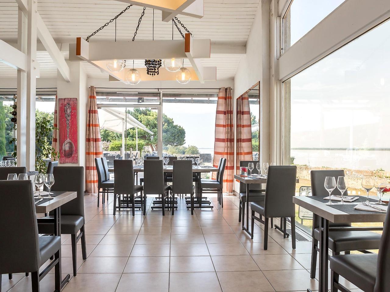 Logis Hotel Restaurant La Citadelle Blaye Bagian luar foto